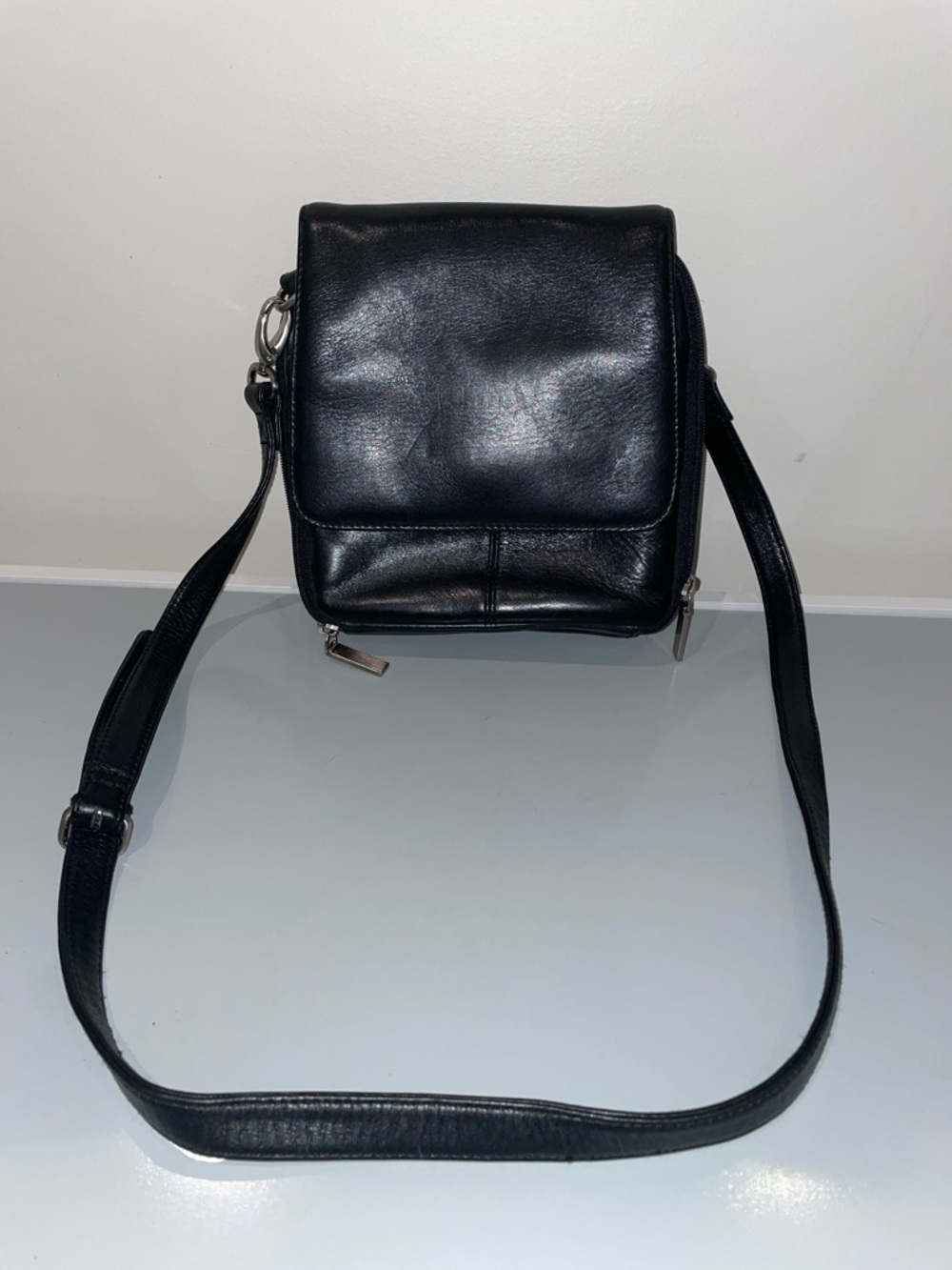 HOBO International Black Leather Crossbody Bag - EUC - SO MANY COMPARTMENTS!!